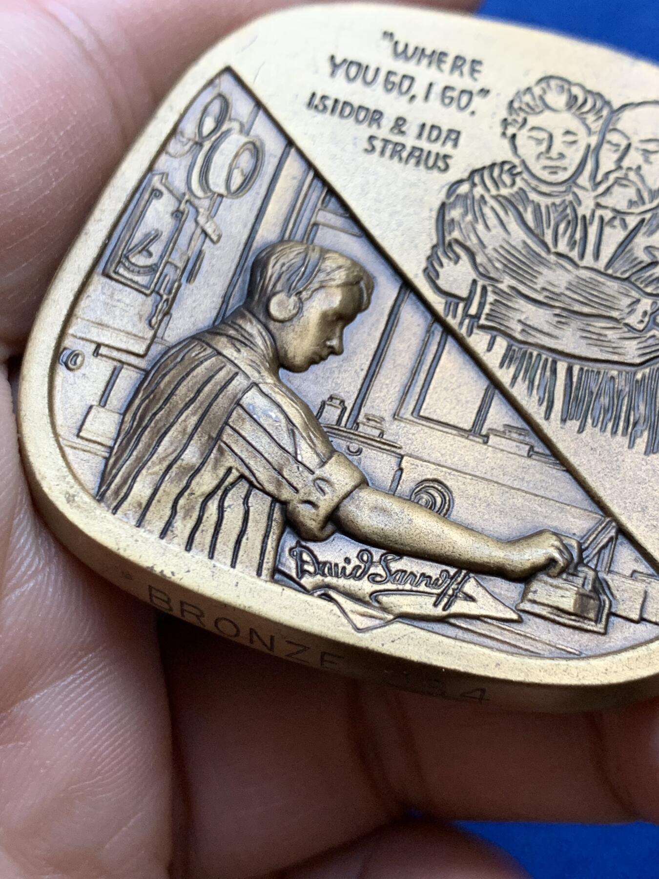 《竞宝斋》第438场 周日，周一，周二 3场连拍 （全场包邮） 1998年美国犹太名人堂系列章牌之伊西多•施特劳斯夫妇和大卫•萨尔诺夫，铜章铸造450枚。伊西多·斯特劳斯于1845年出生于巴伐利亚州，9岁时来到美国，先是住在佐治亚州，然后住在纽约市。1873年，伊西多和他的兄弟内森开始在梅西百货出售玻璃器皿和瓷器。到1896年，这家企业非常成功，Strauses买下了整个商店。伊西多·斯特劳斯是格罗弗·克利夫兰总统值得信赖的顾问，他曾在国会短暂任职。