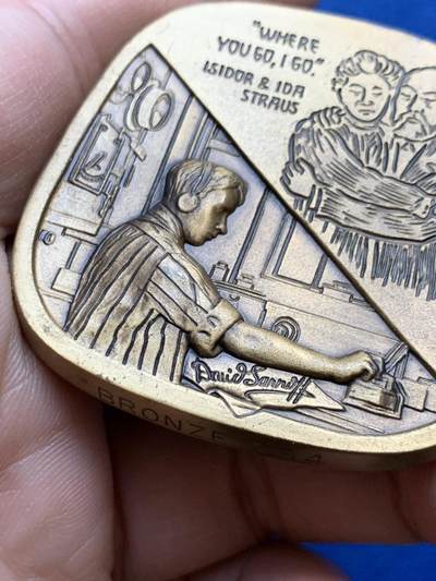 《竞宝斋》第438场 周日，周一，周二 3场连拍 （全场包邮） 1998年美国犹太名人堂系列章牌之伊西多•施特劳斯夫妇和大卫•萨尔诺夫，铜章铸造450枚。伊西多·斯特劳斯于1845年出生于巴伐利亚州，9岁时来到美国，先是住在佐治亚州，然后住在纽约市。1873年，伊西多和他的兄弟内森开始在梅西百货出售玻璃器皿和瓷器。到1896年，这家企业非常成功，Strauses买下了整个商店。伊西多·斯特劳斯是格罗弗·克利夫兰总统值得信赖的顾问，他曾在国会短暂任职。