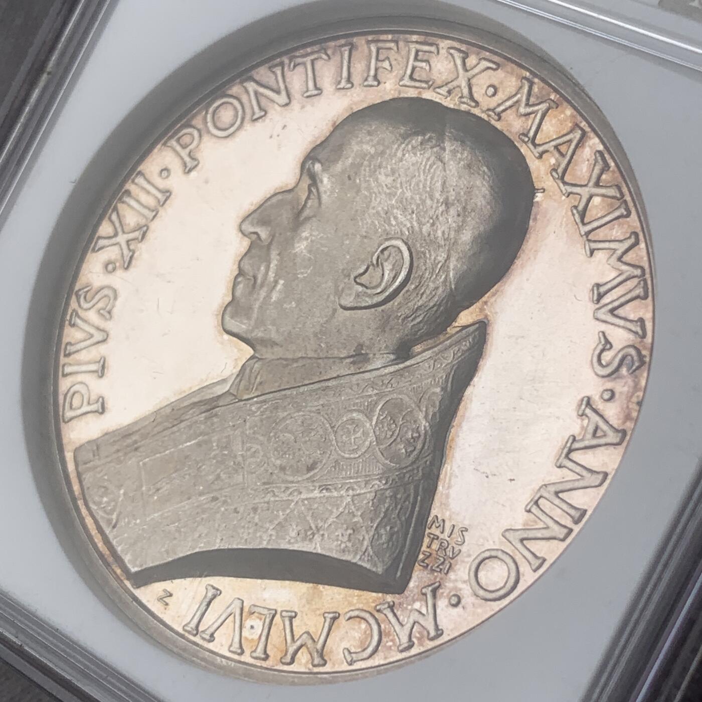 掌中浮雕-藏着的欧洲第042场 NGC MS63 : 1956年梵蒂冈教皇庇护十二世80大寿纪念银章，44mm