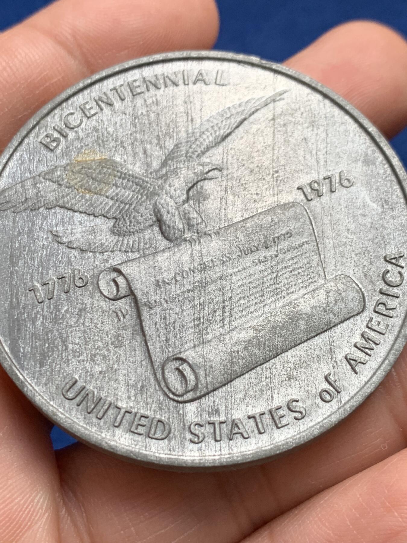 《竞宝斋》第438场 周日，周一，周二 3场连拍 （全场包邮） 美国1976年建国200周年纪念章，少见锡质 ，正面美国鹰抓独立宣言，背面独立厅，直径51mm，重量47.7g，磨砂拉丝状态，保存得不错。