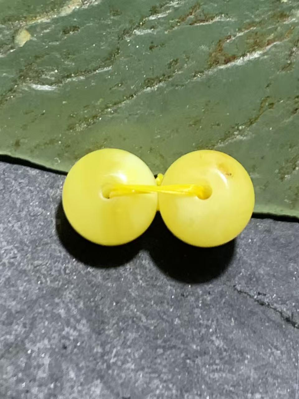 天然俄料原矿蜜蜡小尺寸老形桶珠腰珠两颗，，，