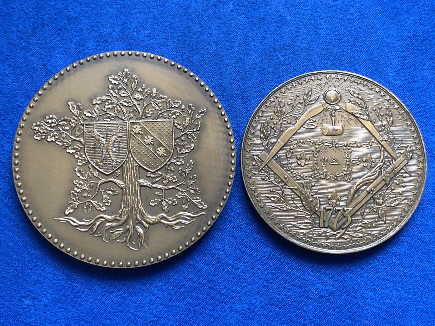 《竞宝斋》第438场 周日，周一，周二 3场连拍 （全场包邮） 两枚一组 洛林和巴鲁瓦回归法国200周年纪念章 1966 丰饶角铜标 139.8克 68.3mm + 法国大东方会成立两百周年纪念 共济会铜章 丰饶角铜标 97.1克 58.8mm