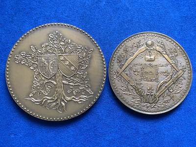 《竞宝斋》第438场 周日，周一，周二 3场连拍 （全场包邮） - 两枚一组 洛林和巴鲁瓦回归法国200周年纪念章 1966 丰饶角铜标 139.8克 68.3mm + 法国大东方会成立两百周年纪念 共济会铜章 丰饶角铜标 97.1克 58.8mm