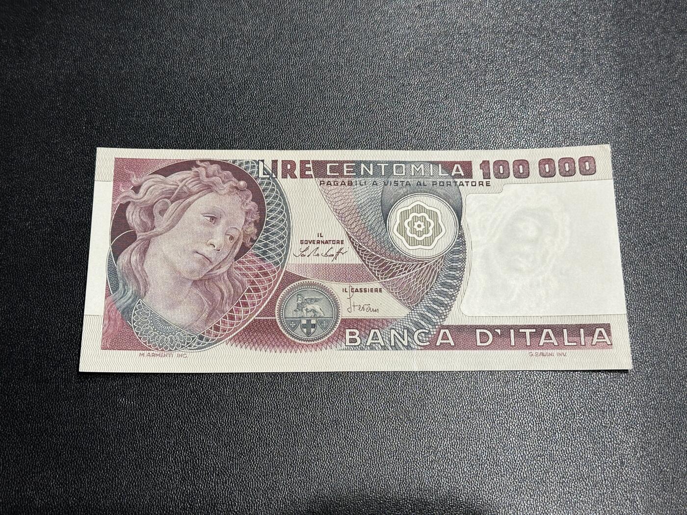 《外钞收藏家》第五百八十五期（精品场）（本平台长期征集拍品、欢迎藏友们联系合作）