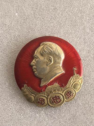 综合藏品场.喜欢出价就得！无套路无托.诚信惠友交友！自动快拍. 毛主席像章直径约60MM保真包老.编号280031