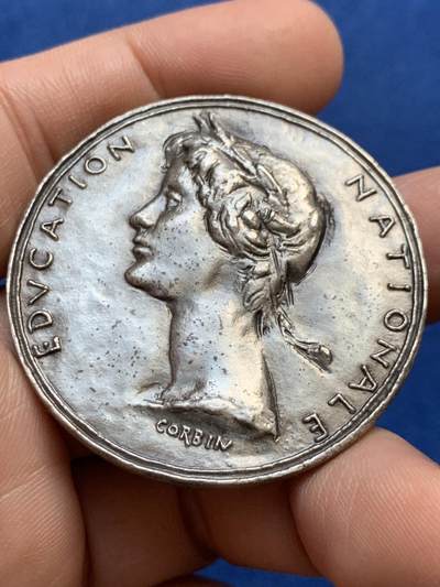 《竞宝斋》第438场 周日，周一，周二 3场连拍 （全场包邮） 国家教育银章 丰饶角1银标 43.6克 44.8mm