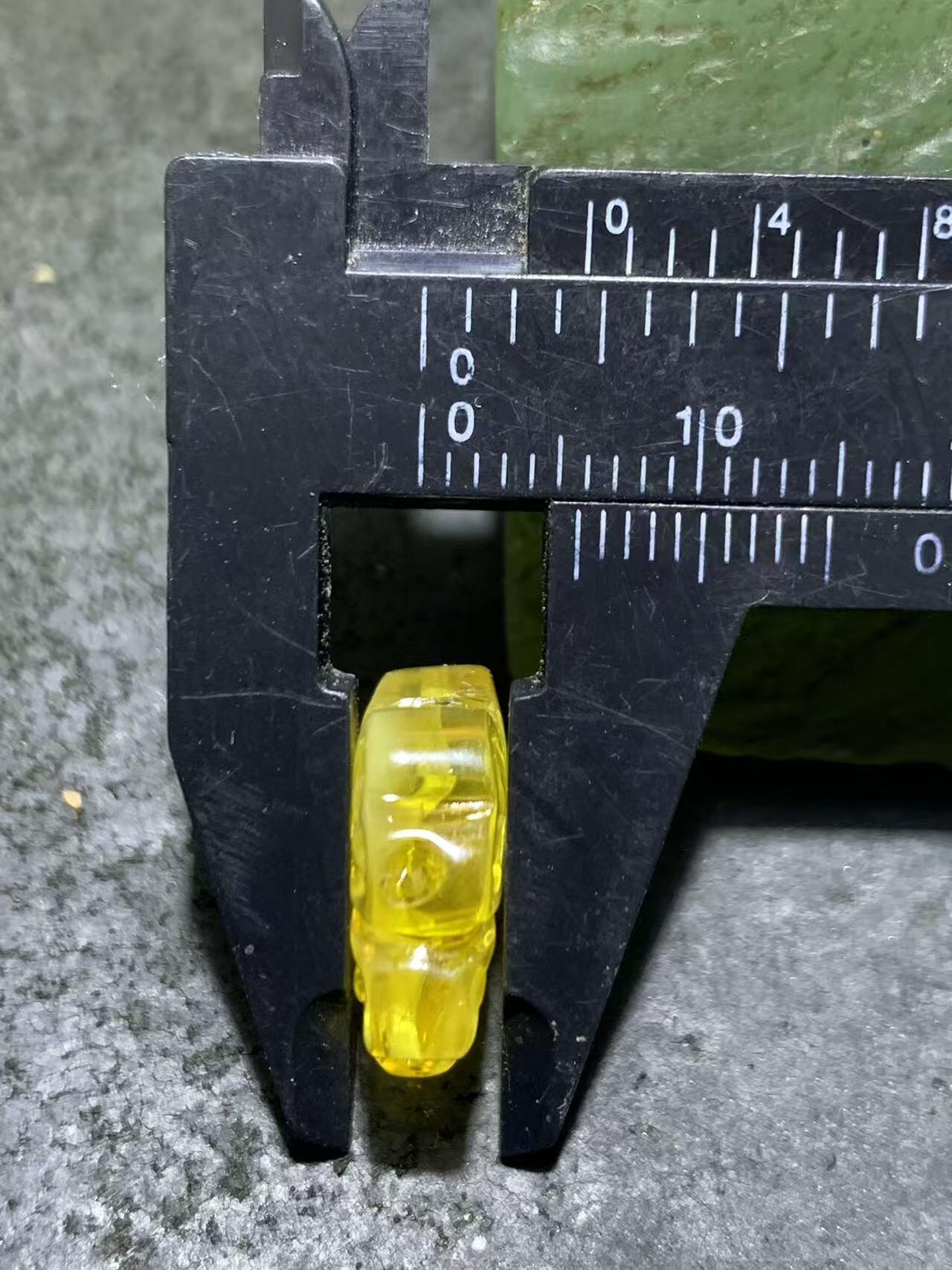 天然乌克兰原矿蜜蜡雕刻四叶幸运草随形通货背云（板珠，吊坠)一个，，