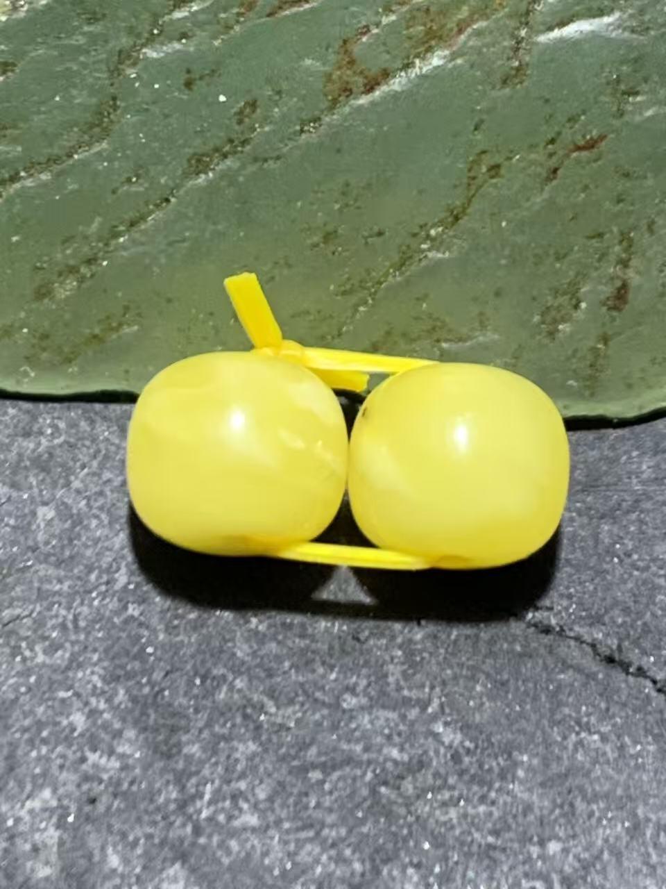 天然俄料原矿蜜蜡小尺寸老形桶珠腰珠两颗，，，