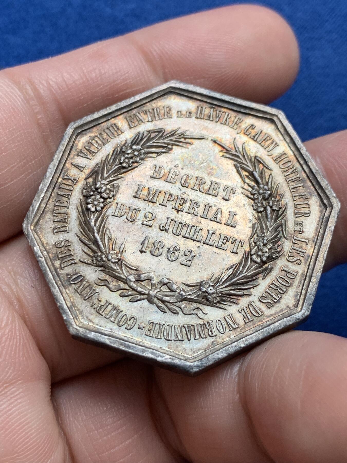 《竞宝斋》第438场 周日，周一，周二 3场连拍 （全场包邮） 1862年法国巴黎蒸汽船公司在诺曼底港口的银质通行证 正面是勒阿弗尔和翁夫勒的徽章 1882年使用 25.6克 37.6mm 蜜蜂银标