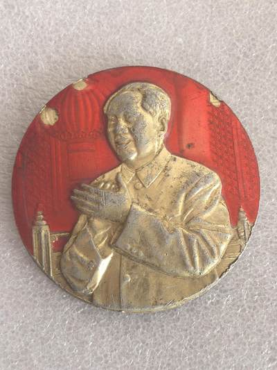 综合藏品场.喜欢出价就得！无套路无托.诚信惠友交友！自动快拍. 毛主席像章直径约60MM保真包老.编号280011.