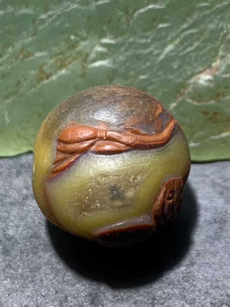 精美亚光草花纹战国红玛瑙手工雕刻蝶恋花随形珠一颗！