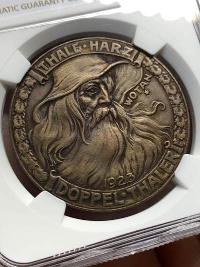 《竞宝斋》第438场 周日，周一，周二 3场连拍 （全场包邮） NGC MS62 德国紧急状态时期塔勒哈茨1923年野人泰勒，面值2泰勒，也相当于6马克，野人版在这个系列中比较少见