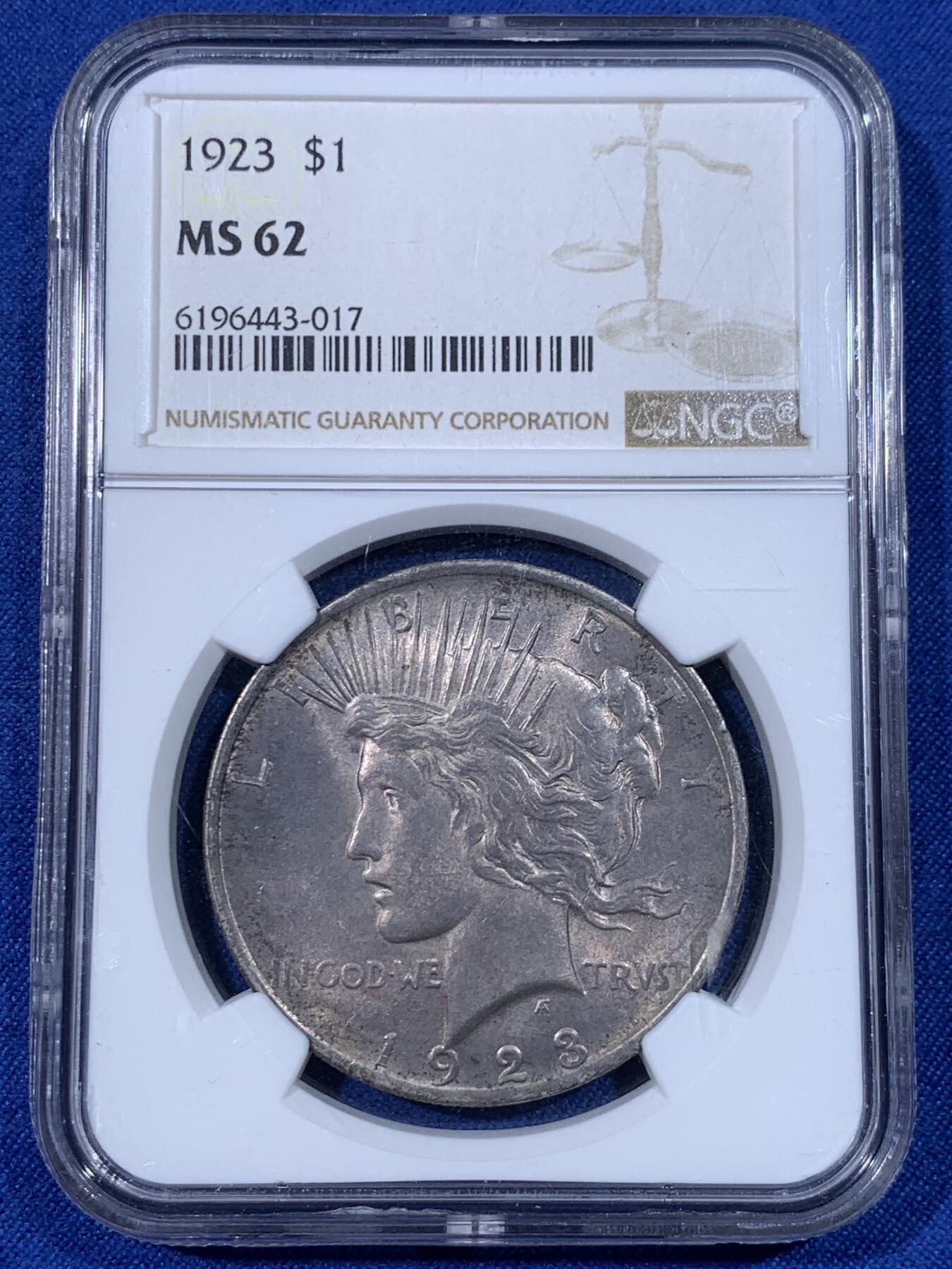 《竞宝斋》第438场 周日，周一，周二 3场连拍 （全场包邮） NGC MS62 美国1923年和平银币 两面均匀的灰彩，和平银币铸造过程中添加了抑制氧化的材料，所以和平带彩的非常少 非常难得，因此也比白币贵许多