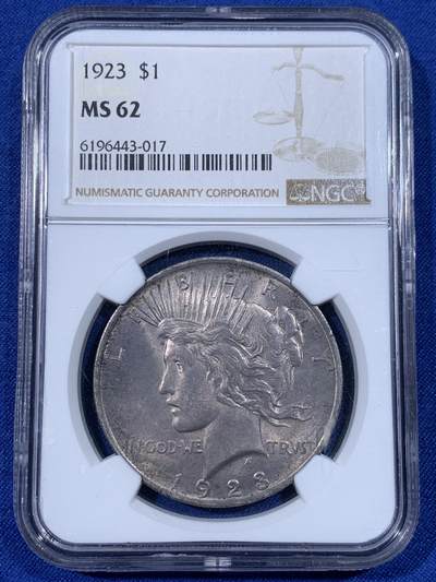 《竞宝斋》第438场 周日，周一，周二 3场连拍 （全场包邮） - NGC MS62 美国1923年和平银币 两面均匀的灰彩，和平银币铸造过程中添加了抑制氧化的材料，所以和平带彩的非常少 非常难得，因此也比白币贵许多