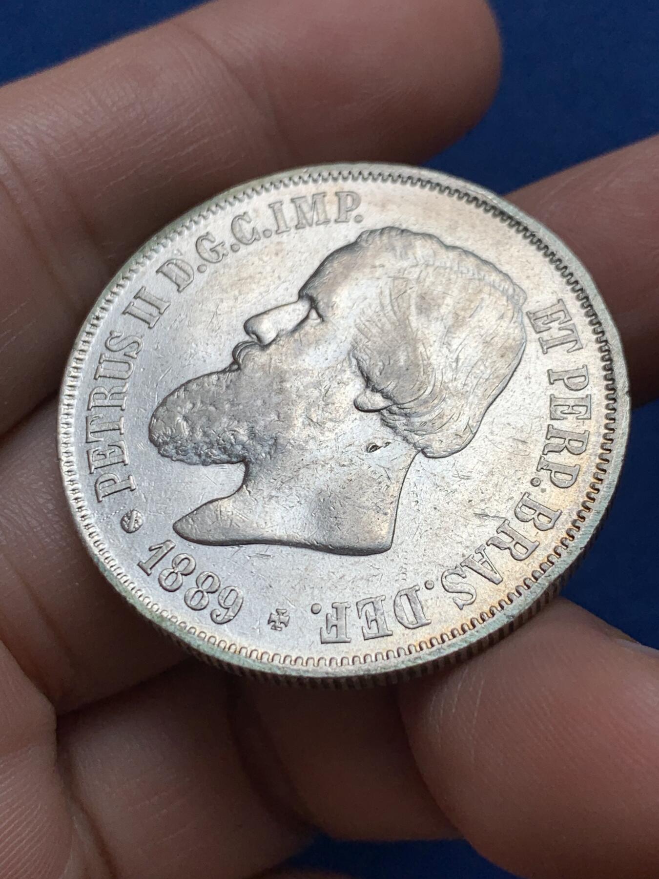 《竞宝斋》第438场 周日，周一，周二 3场连拍 （全场包邮） 巴西1889年2000瑞斯大银币 经典巴西大胡子，佩德罗二世，流通状态，光度不错。正面边有挫痕