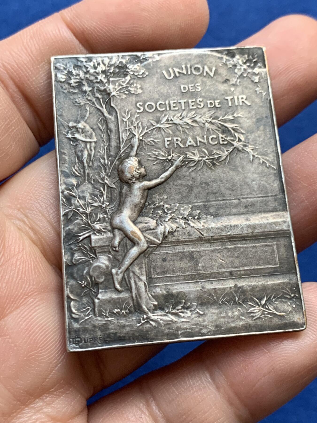 《竞宝斋》第438场 周日，周一，周二 3场连拍 （全场包邮） 名家名作 法国国家射击联盟纪念镀银方章 38.3克 38.2*50.7mm 丰饶角铜标