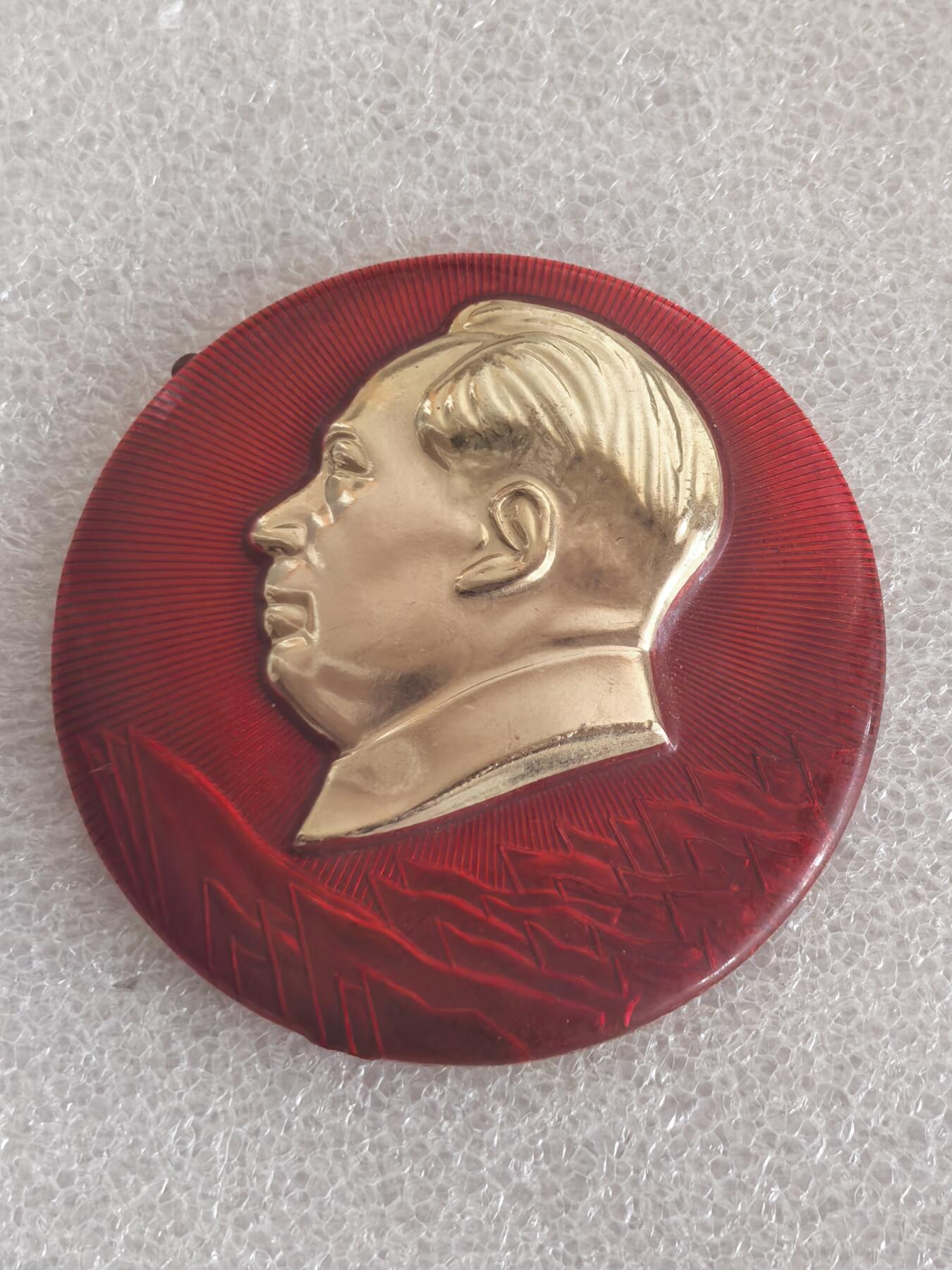 红色像章专场.包老包真.文革时期.实图拍摄.特价惠友 毛主席像章直径约53MM保真包老.编号280025