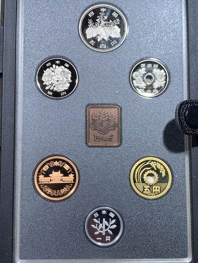 《竞宝斋》第438场 周日，周一，周二 3场连拍 （全场包邮） 日本 1989年平成元年 精制币。证书齐全，面值666，六六大顺，送礼佳品。