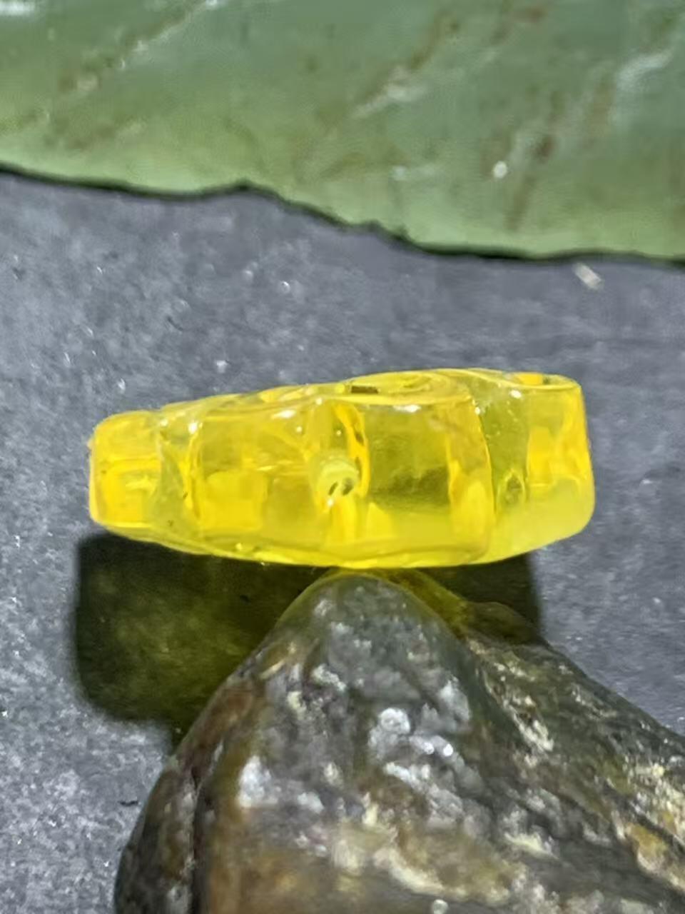 天然乌克兰原矿蜜蜡雕刻四叶幸运草随形通货背云（板珠，吊坠)一个，，