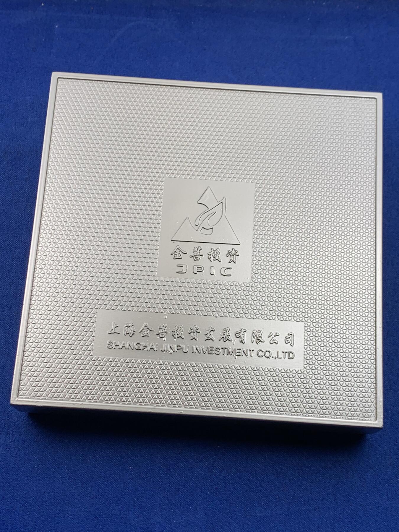 《竞宝斋》第438场 周日，周一，周二 3场连拍 （全场包邮） 上海金菩发行蛇年异形高浮雕铜章，铜章正面图案为“灵蛇献珠”及吉祥纹饰，背面为隋珠并铭刻“灵蛇献珠”字样。隋珠原比喻为无价之宝，直径很大，最宽处约有89.7MM，重412.6克，有厚实的金属盒装，带证书。