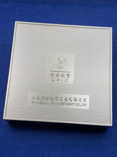 《竞宝斋》第438场 周日，周一，周二 3场连拍 （全场包邮） 上海金菩发行蛇年异形高浮雕铜章，铜章正面图案为“灵蛇献珠”及吉祥纹饰，背面为隋珠并铭刻“灵蛇献珠”字样。隋珠原比喻为无价之宝，直径很大，最宽处约有89.7MM，重412.6克，有厚实的金属盒装，带证书。