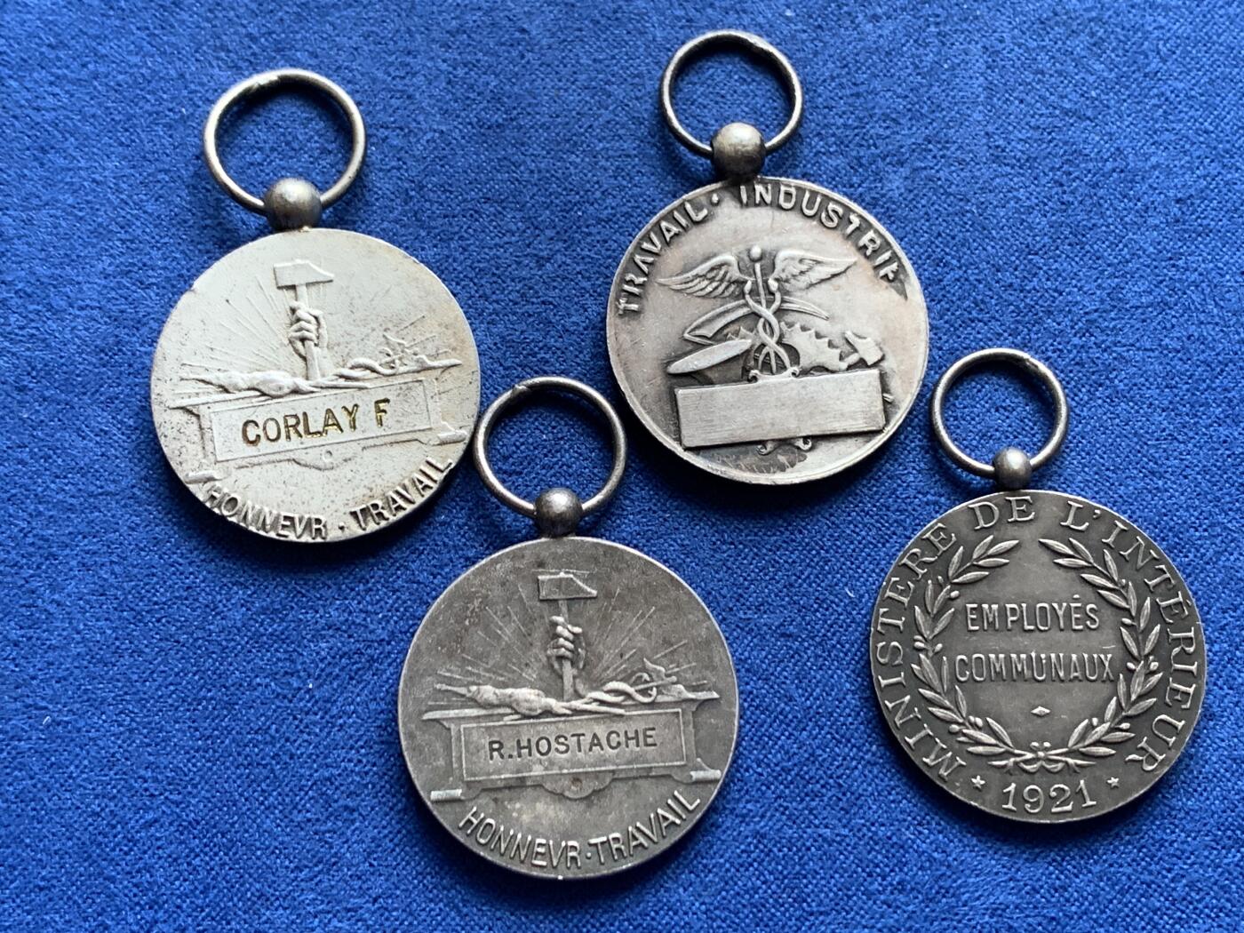 《竞宝斋》第438场 周日，周一，周二 3场连拍 （全场包邮） 四枚一组 法国镀银铜质奖章 总重约37.55克 直径约26.2-26.8mm