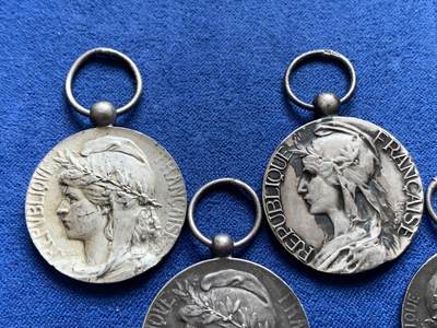 《竞宝斋》第438场 周日，周一，周二 3场连拍 （全场包邮） 四枚一组 法国镀银铜质奖章 总重约37.55克 直径约26.2-26.8mm