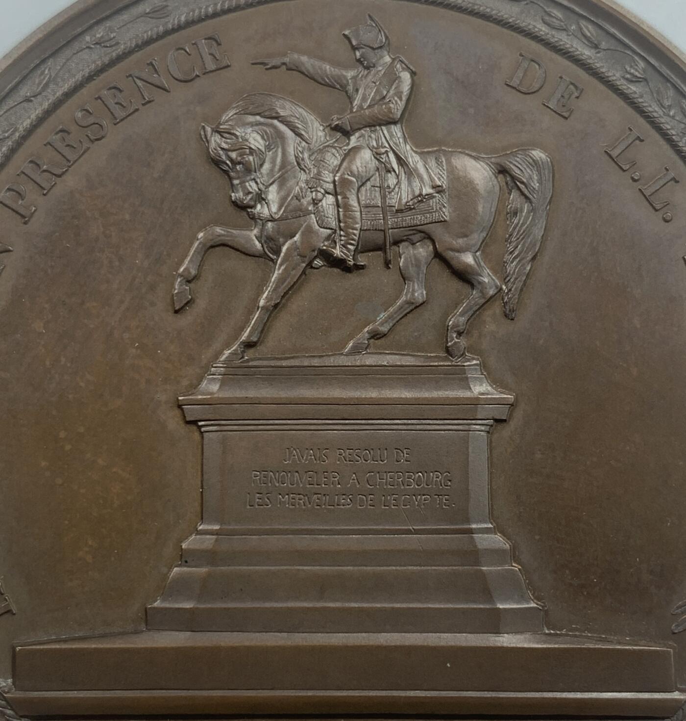 掌中浮雕-藏着的欧洲第042场 1858年拿破仑一世骑马雕像在瑟堡落成铜章 ，59.55 mm，手指边铭，原盒