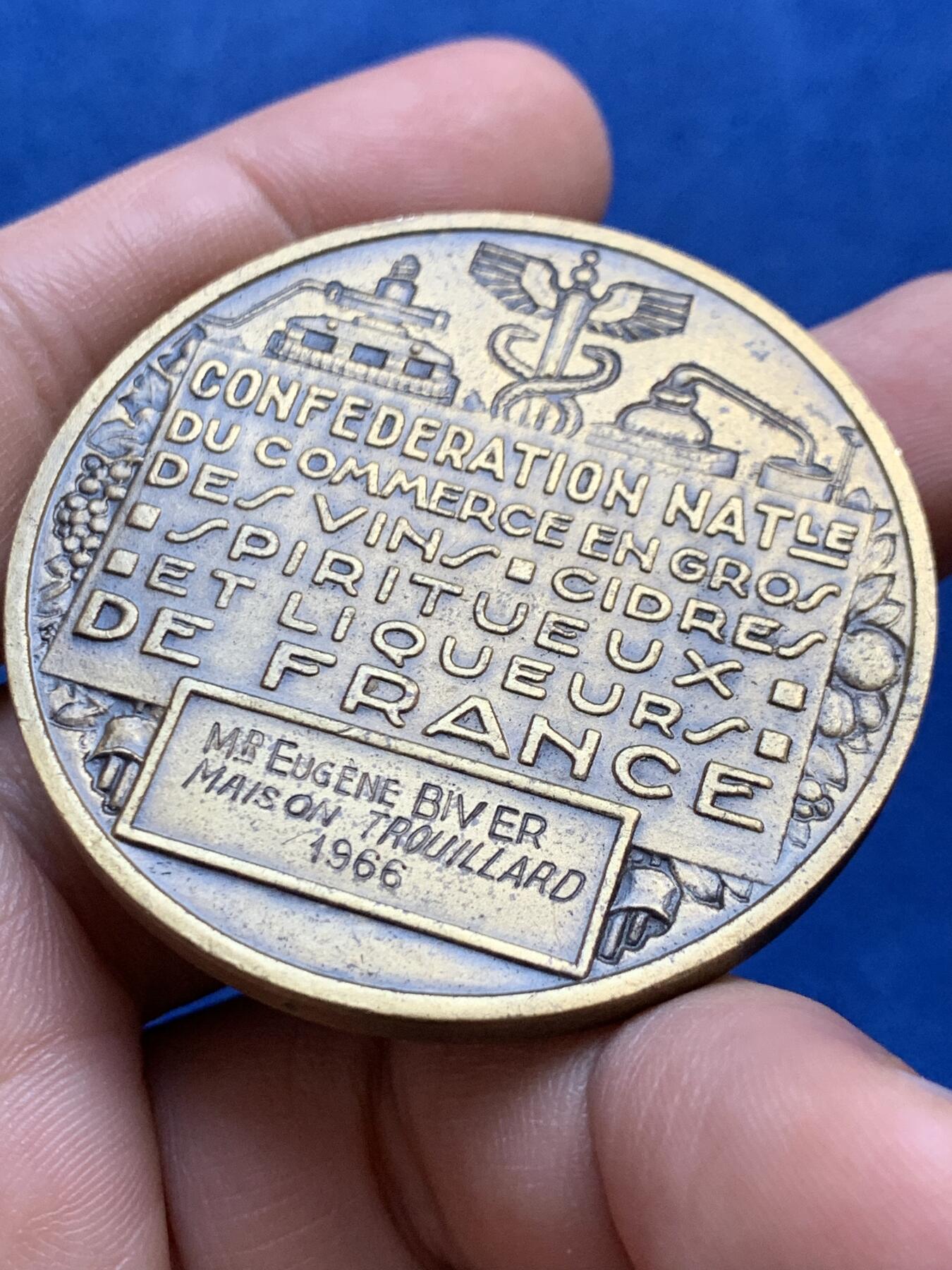 《竞宝斋》第438场 周日，周一，周二 3场连拍 （全场包邮） 法国酒类贸易商工会纪念铜章 葡萄颗粒饱满 人物情感丰富 59.75克 49.8mm 三角边铭