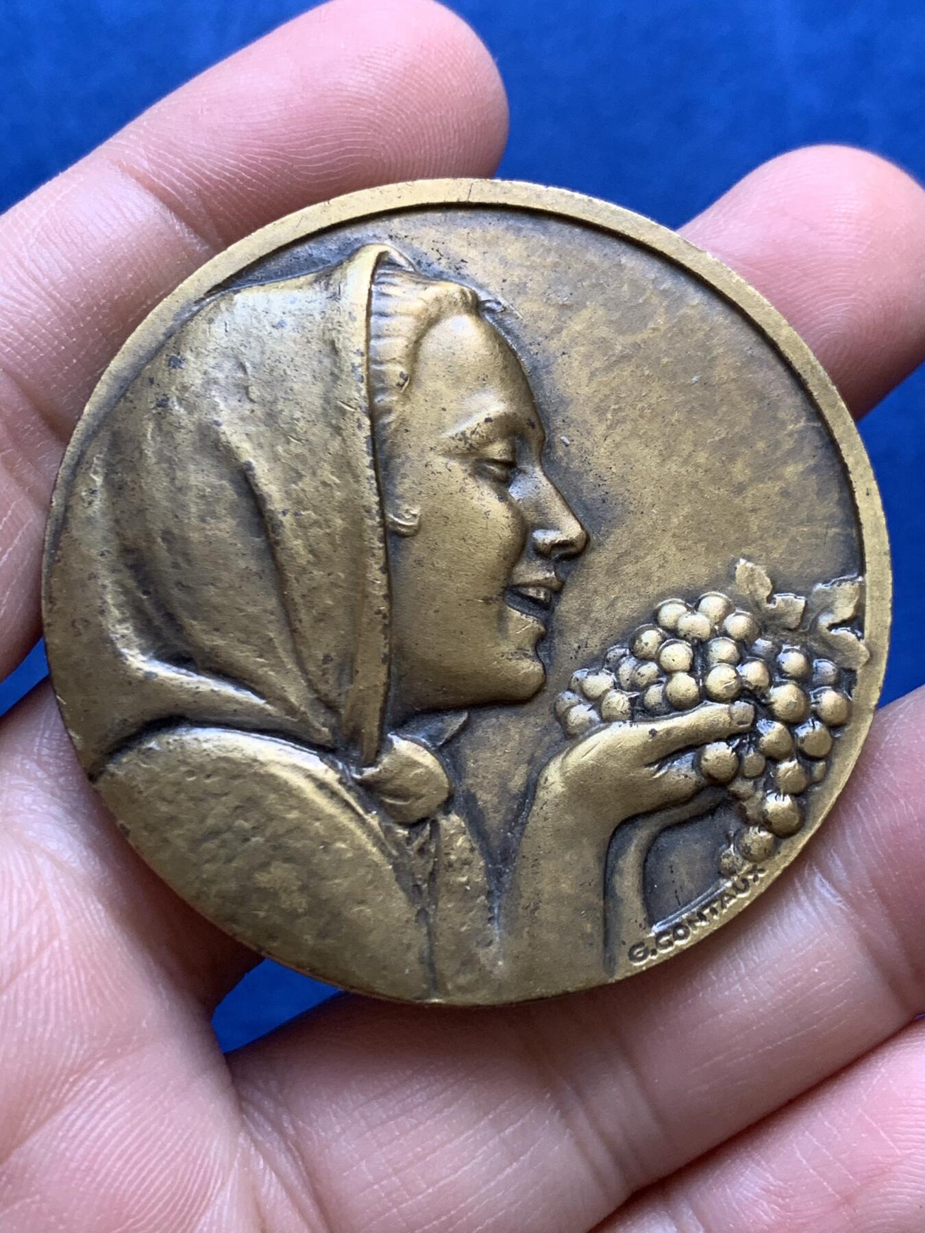 《竞宝斋》第438场 周日，周一，周二 3场连拍 （全场包邮） 法国酒类贸易商工会纪念铜章 葡萄颗粒饱满 人物情感丰富 59.75克 49.8mm 三角边铭