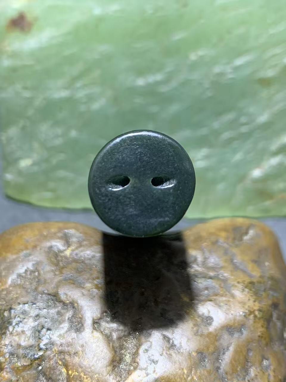 天然新疆和田青玉子 弹通货吊坠1颗，