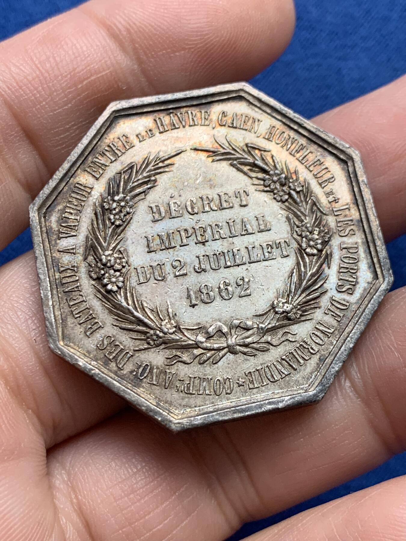 《竞宝斋》第438场 周日，周一，周二 3场连拍 （全场包邮） 1862年法国巴黎蒸汽船公司在诺曼底港口的银质通行证 正面是勒阿弗尔和翁夫勒的徽章 1882年使用 25.6克 37.6mm 蜜蜂银标