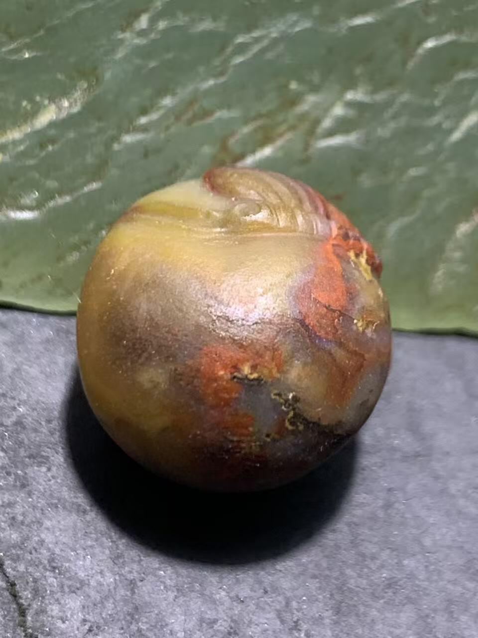 精美亚光草花纹战国红玛瑙手工雕刻蝶恋花随形珠一颗！