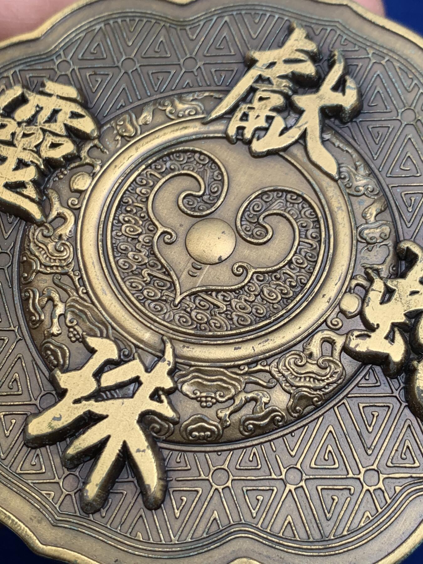 《竞宝斋》第438场 周日，周一，周二 3场连拍 （全场包邮） 上海金菩发行蛇年异形高浮雕铜章，铜章正面图案为“灵蛇献珠”及吉祥纹饰，背面为隋珠并铭刻“灵蛇献珠”字样。隋珠原比喻为无价之宝，直径很大，最宽处约有89.7MM，重412.6克，有厚实的金属盒装，带证书。