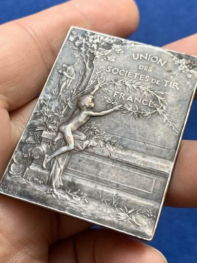 《竞宝斋》第438场 周日，周一，周二 3场连拍 （全场包邮） 名家名作 法国国家射击联盟纪念镀银方章 38.3克 38.2*50.7mm 丰饶角铜标