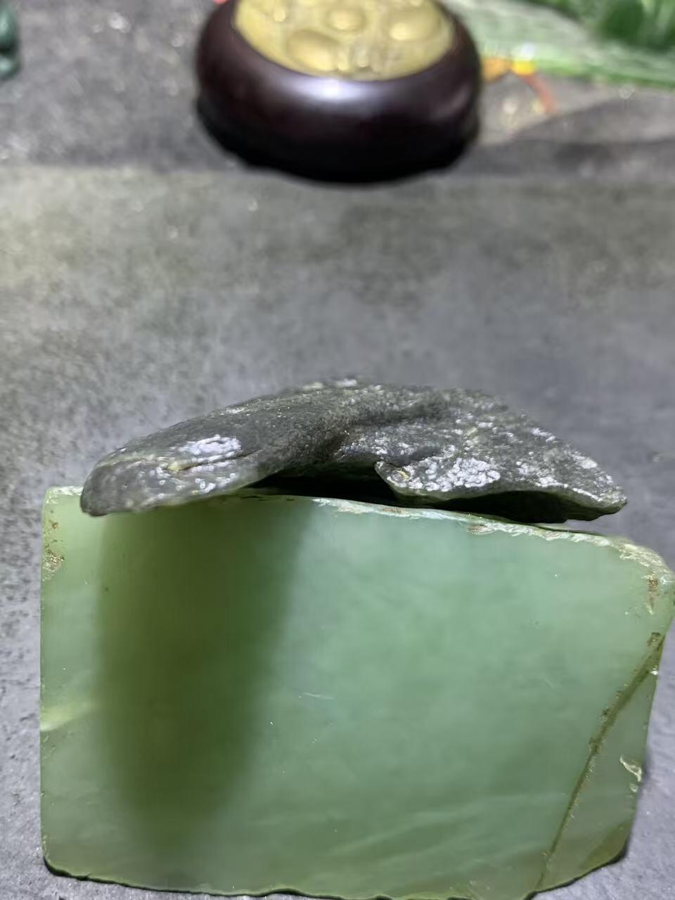 新疆戈壁风化纹和田玉青花玉原石一颗，，，