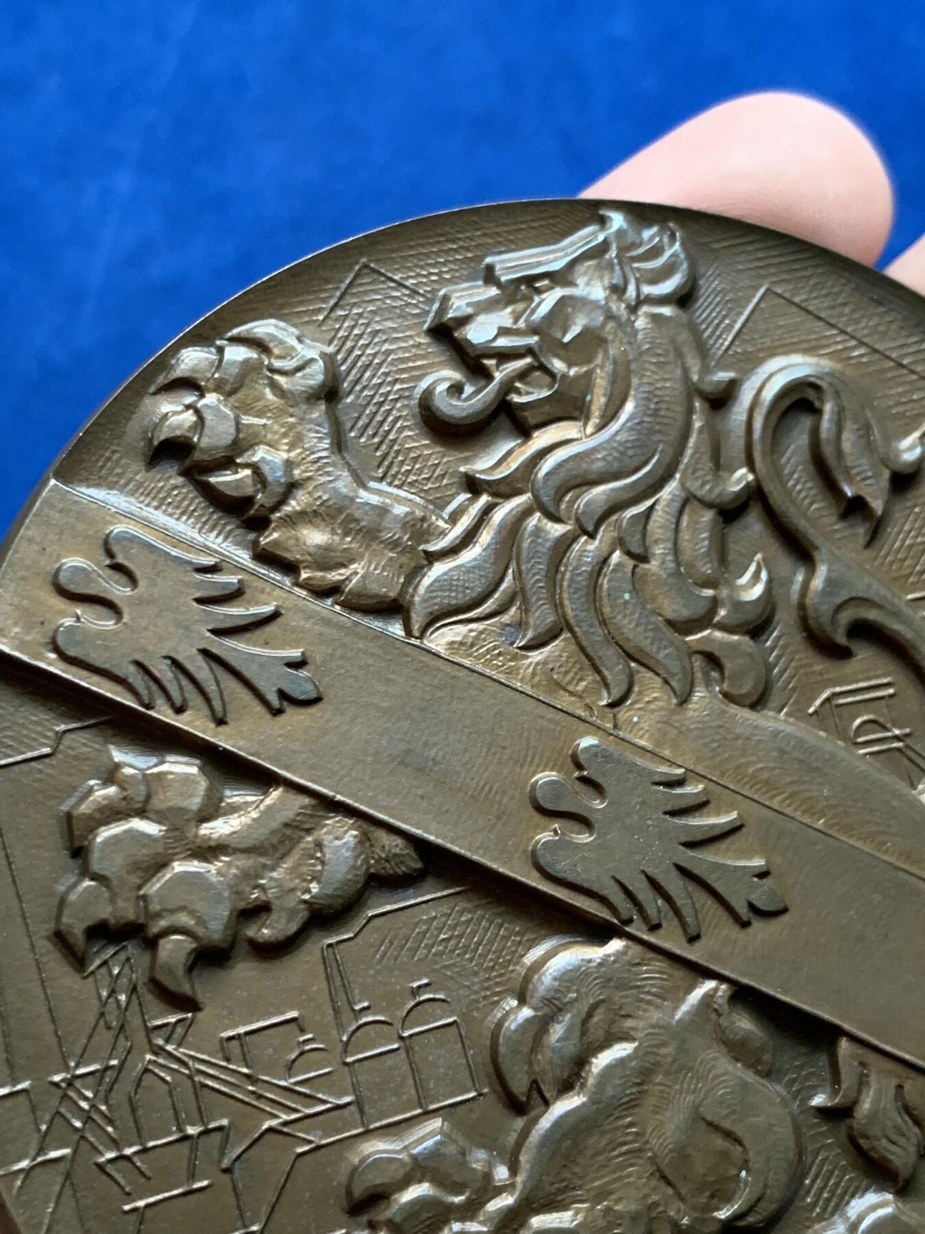 《竞宝斋》第438场 周日，周一，周二 3场连拍 （全场包邮） 法国1959年洛林斯凯尔特纪念超大铜章，正面狮子与鹰元素融合，带丰饶角边铭，尺寸巨大厚重压手，直径81mm，重量232.6g，状态极品带盒。