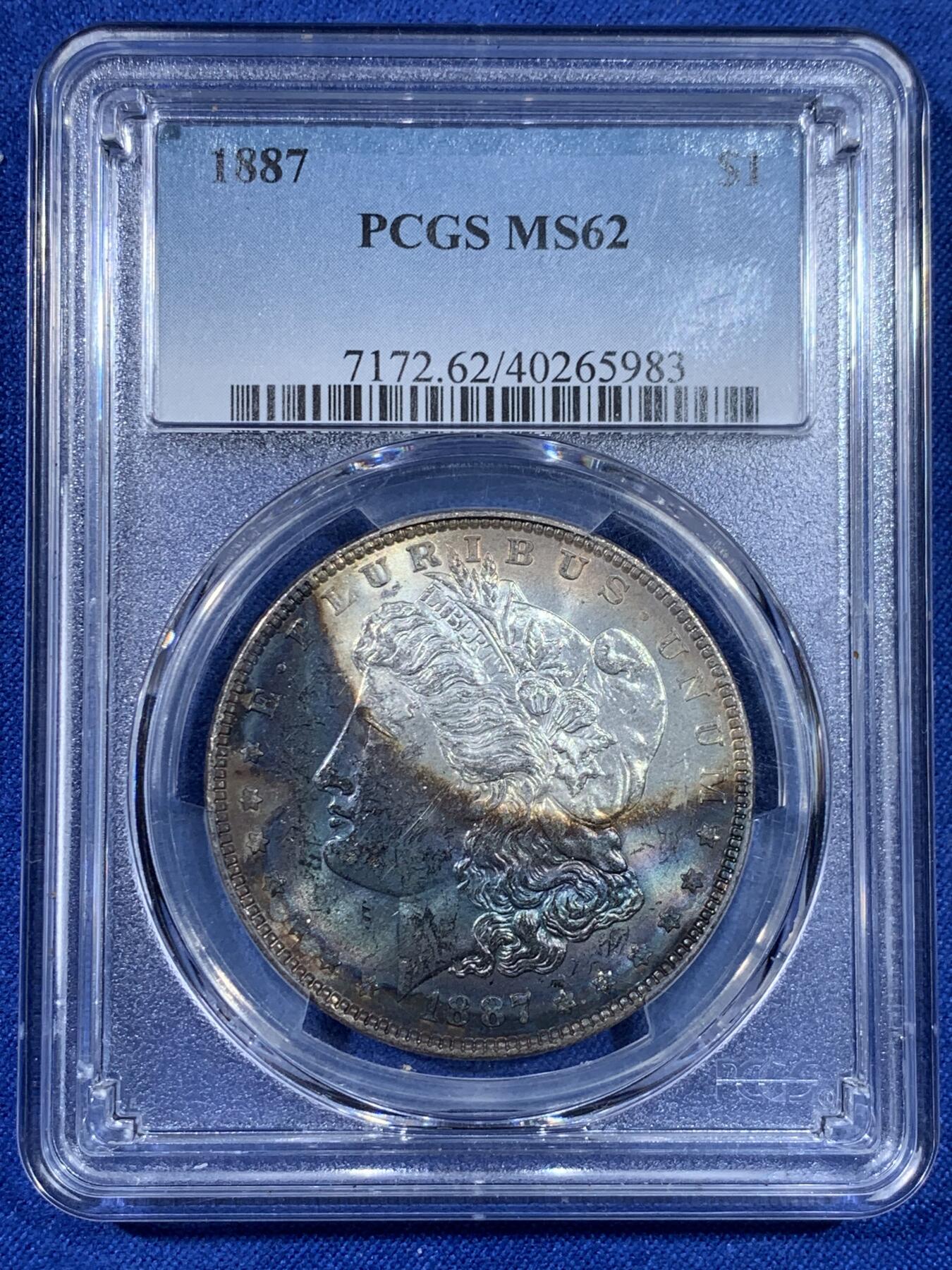 《竞宝斋》第438场 周日，周一，周二 3场连拍 （全场包邮） PCGS MS62 美国1887年摩根银币 人像面深彩大月牙，月牙彩面积超过币面一半，背面浅月牙彩，底光充沛，转光明显
