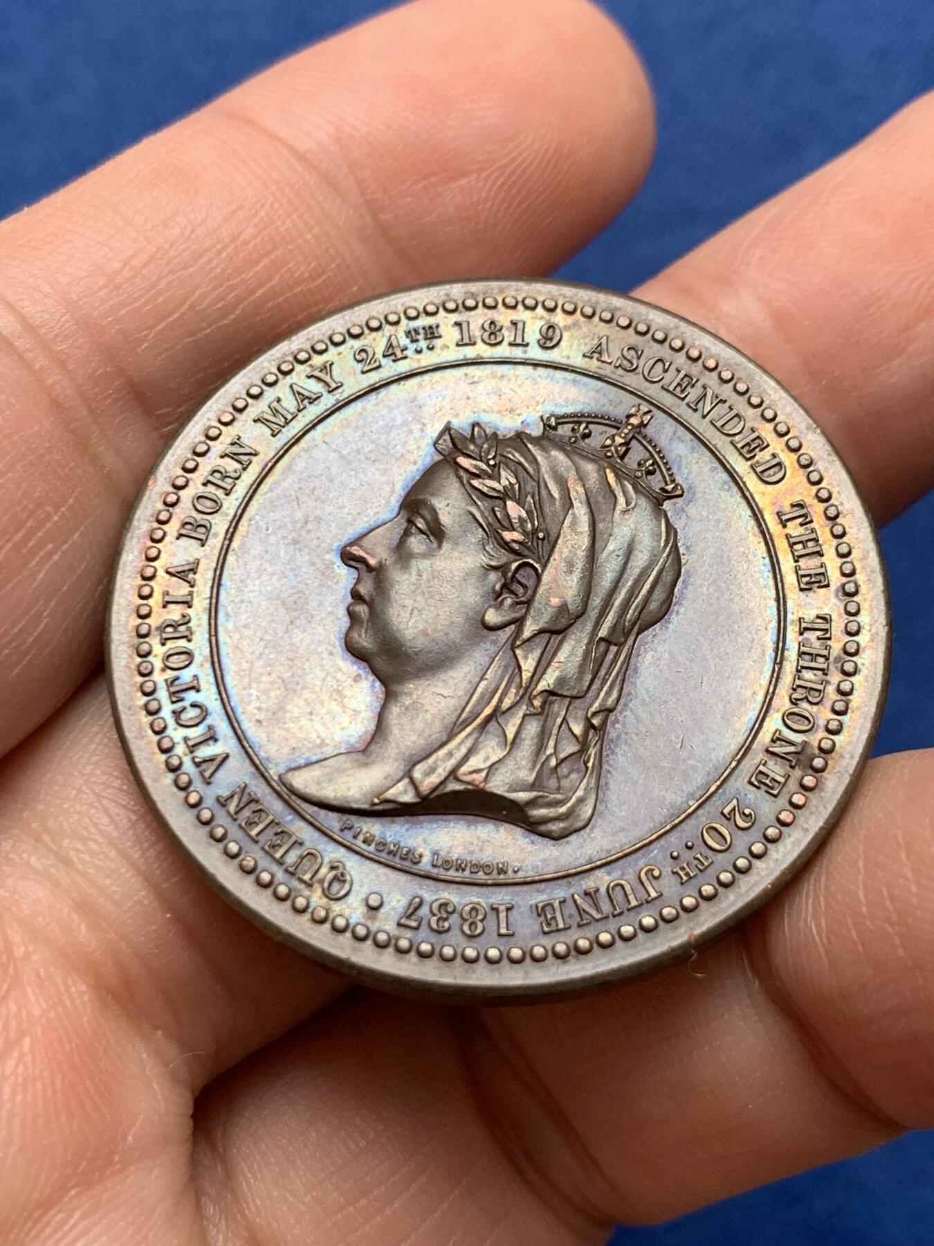 《竞宝斋》第438场 周日，周一，周二 3场连拍 （全场包邮） 英国1887年维多利亚女王在位50周年纪念铜章，直径36.2mm，重22.7克。