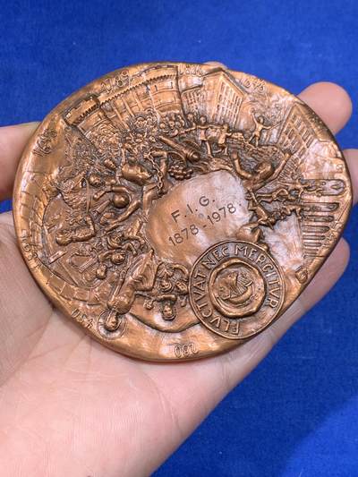 《竞宝斋》第438场 周日，周一，周二 3场连拍 （全场包邮） 1978年法国异形铜章，最宽处约95.7mm，重443克。边铭：1978丰饶角cuivre ，盒装，法国景观，双面高浮雕，非常有创意的设计，正反面是巴黎的著名建筑，重要时间点。背面巴黎市徽上，城市格言'Fluctuat nec mergitur' 源自拉丁语，字面意思是“被浪击打但不沉没”。