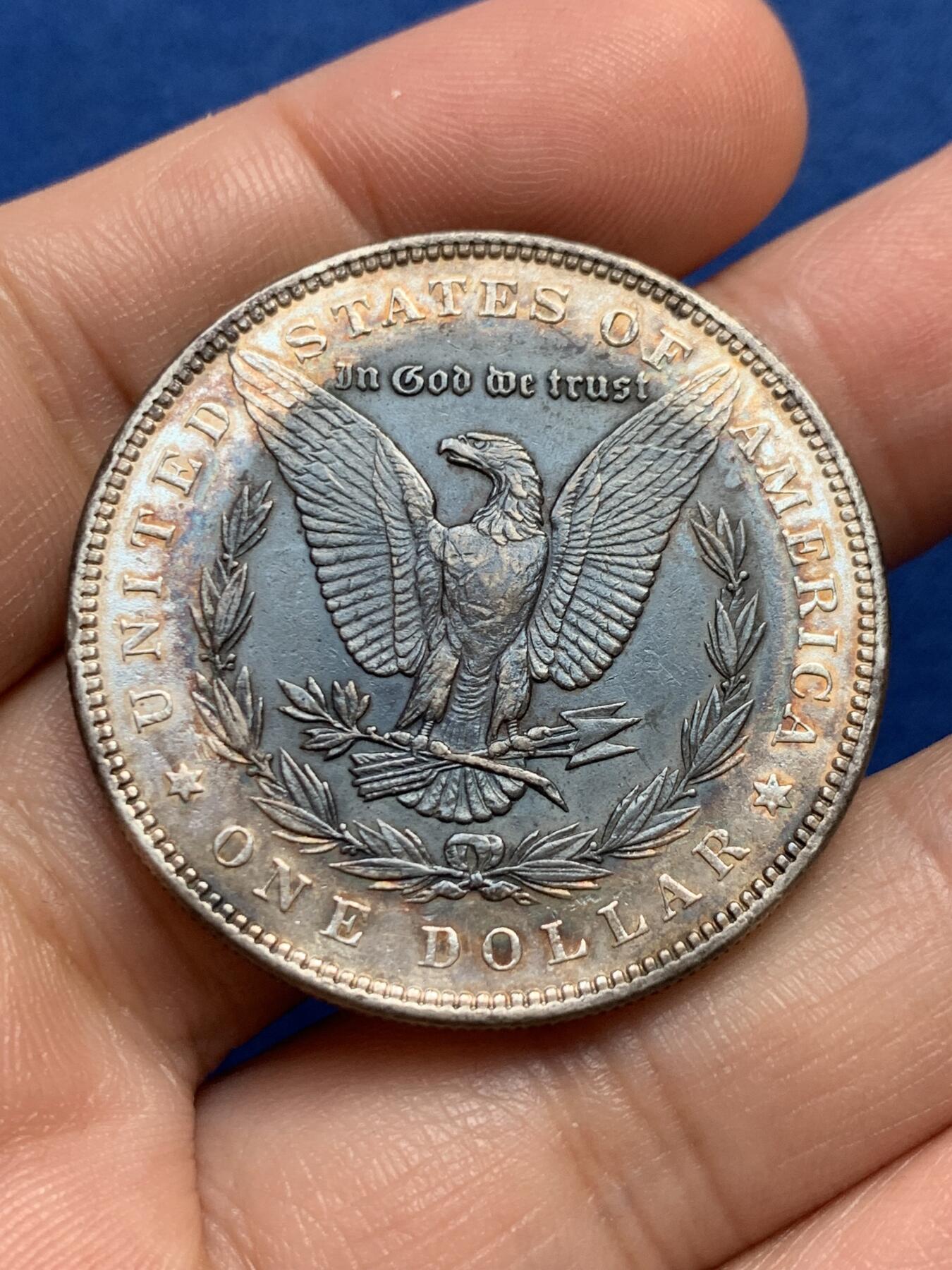 《竞宝斋》第438场 周日，周一，周二 3场连拍 （全场包邮） 美国1883年摩根1美元银币 整体老黑包浆，高点保存不错，值得把玩。边有处理痕迹，细节见图。