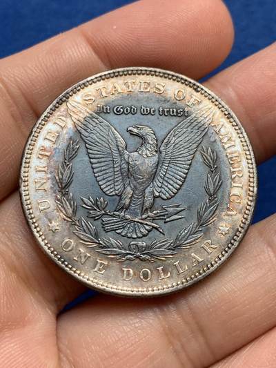 《竞宝斋》第438场 周日，周一，周二 3场连拍 （全场包邮） 美国1883年摩根1美元银币 整体老黑包浆，高点保存不错，值得把玩。边有处理痕迹，细节见图。