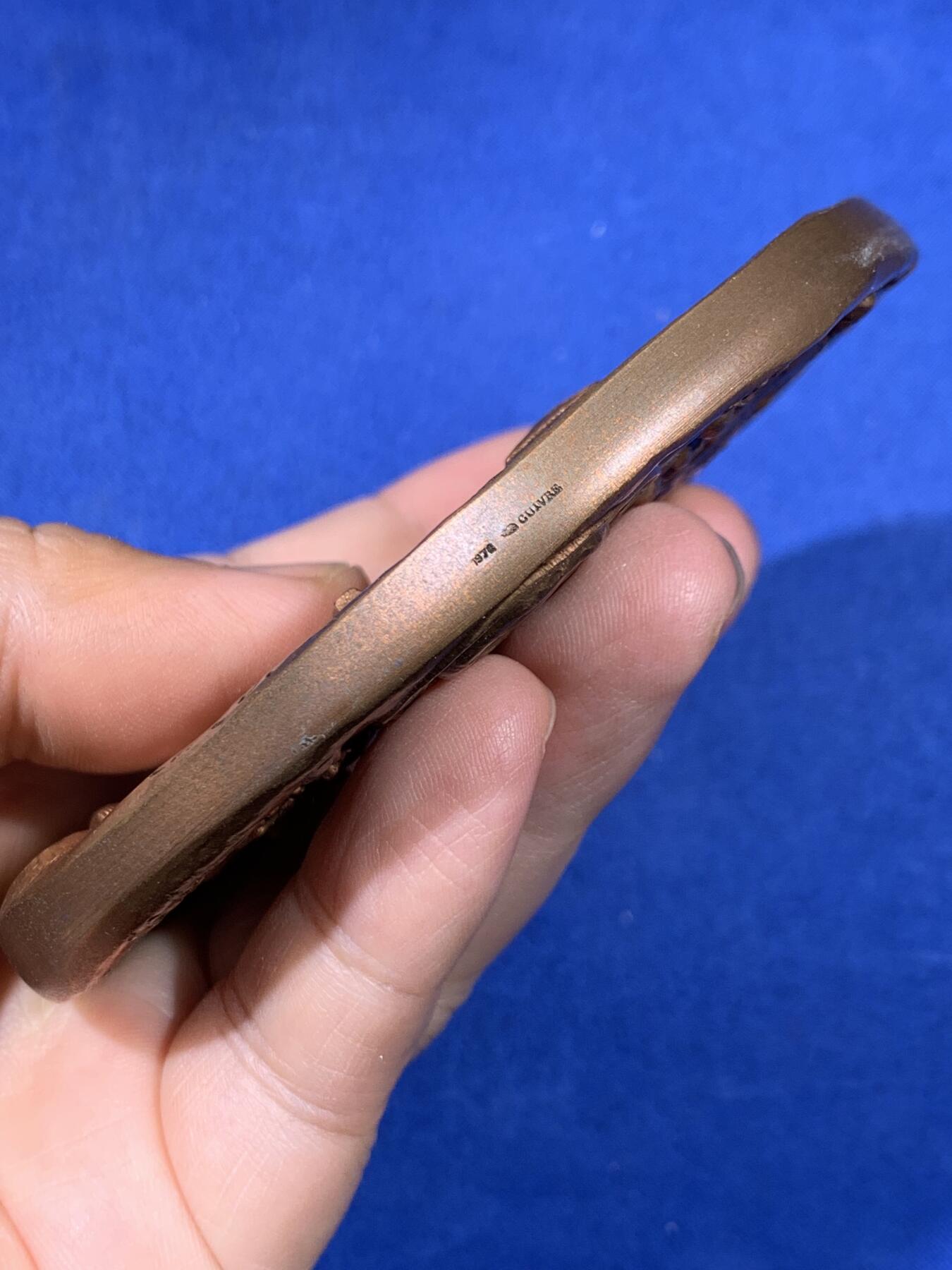 《竞宝斋》第438场 周日，周一，周二 3场连拍 （全场包邮） 1978年法国异形铜章，最宽处约95.7mm，重443克。边铭：1978丰饶角cuivre ，盒装，法国景观，双面高浮雕，非常有创意的设计，正反面是巴黎的著名建筑，重要时间点。背面巴黎市徽上，城市格言'Fluctuat nec mergitur' 源自拉丁语，字面意思是“被浪击打但不沉没”。