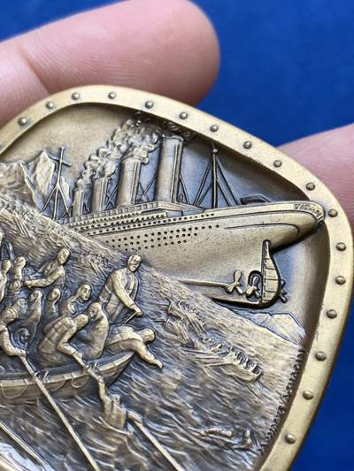 《竞宝斋》第438场 周日，周一，周二 3场连拍 （全场包邮） 1998年美国犹太名人堂系列章牌之伊西多•施特劳斯夫妇和大卫•萨尔诺夫，铜章铸造450枚。伊西多·斯特劳斯于1845年出生于巴伐利亚州，9岁时来到美国，先是住在佐治亚州，然后住在纽约市。1873年，伊西多和他的兄弟内森开始在梅西百货出售玻璃器皿和瓷器。到1896年，这家企业非常成功，Strauses买下了整个商店。伊西多·斯特劳斯是格罗弗·克利夫兰总统值得信赖的顾问，他曾在国会短暂任职。