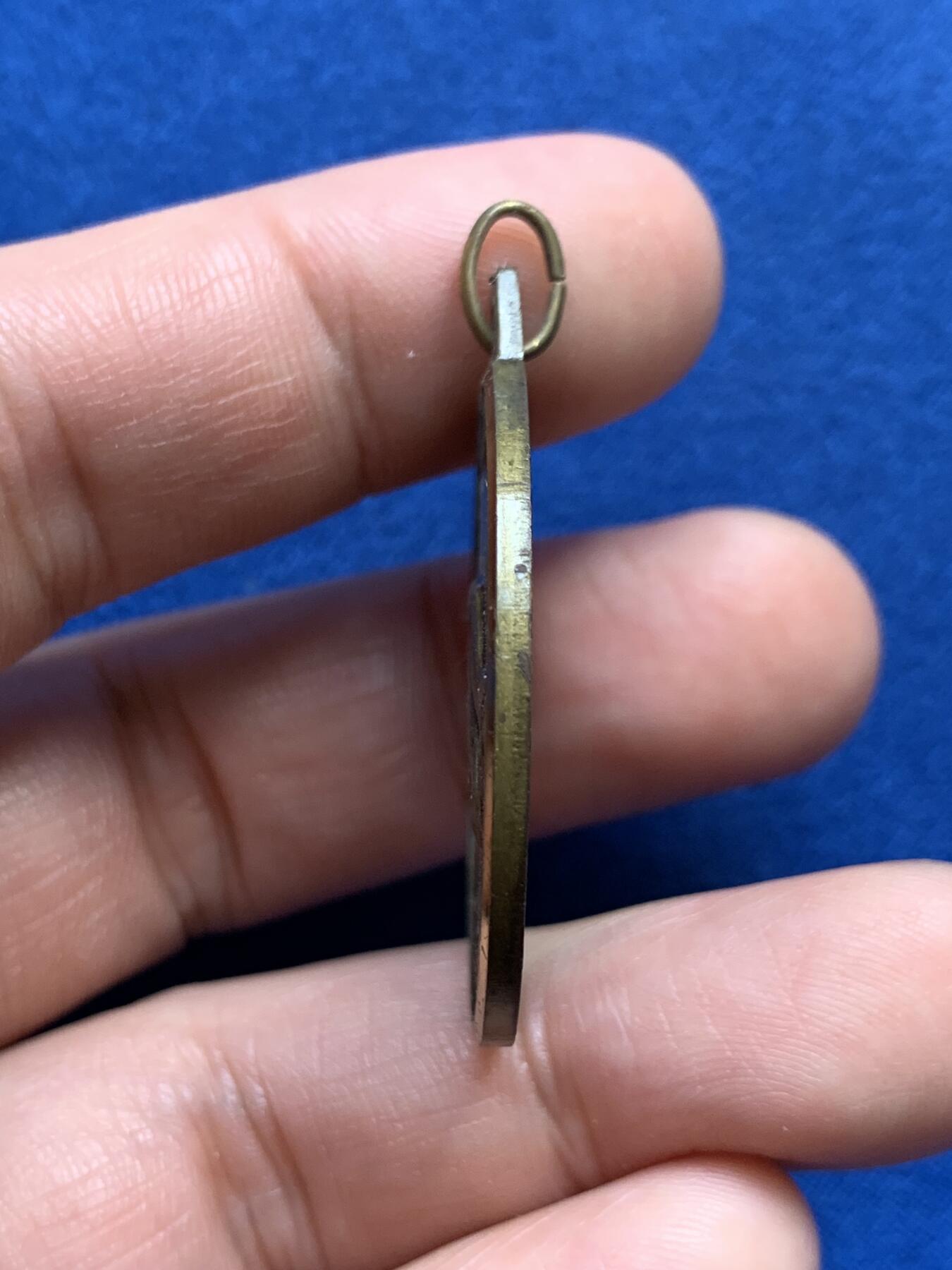 《竞宝斋》第438场 周日，周一，周二 3场连拍 （全场包邮） 山区解放44周年纪念章 14.4克 34.3mm