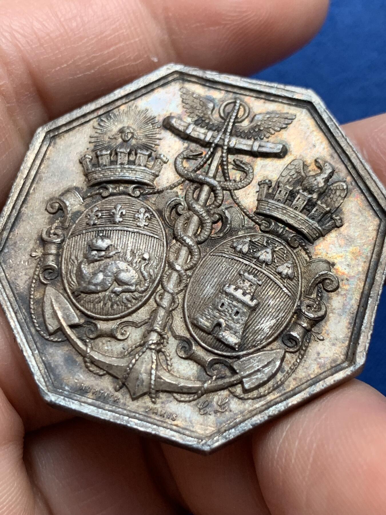 《竞宝斋》第438场 周日，周一，周二 3场连拍 （全场包邮） 1862年法国巴黎蒸汽船公司在诺曼底港口的银质通行证 正面是勒阿弗尔和翁夫勒的徽章 1882年使用 25.6克 37.6mm 蜜蜂银标