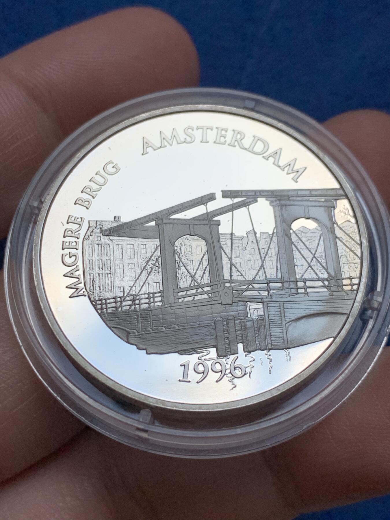《竞宝斋》第438场 周日，周一，周二 3场连拍 （全场包邮） 法国1996年阿姆斯特丹瘦桥纪念银币，37mm，22.2克，含银量90%，发行量2万枚，品相不错，带证书。