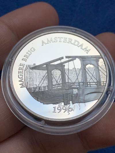 《竞宝斋》第438场 周日，周一，周二 3场连拍 （全场包邮） 法国1996年阿姆斯特丹瘦桥纪念银币，37mm，22.2克，含银量90%，发行量2万枚，品相不错，带证书。