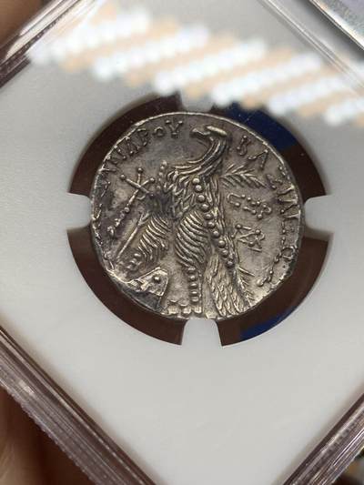 《竞宝斋》第438场 周日，周一，周二 3场连拍 （全场包邮） ZDGS CHXF 古希腊塞琉古帝国 亚历山大巴拉斯 四德大银币  这个国王的外拍价格极高，这枚还是稀少的推罗造币厂，模仿托勒密样式，底板光泽和打制细节极佳