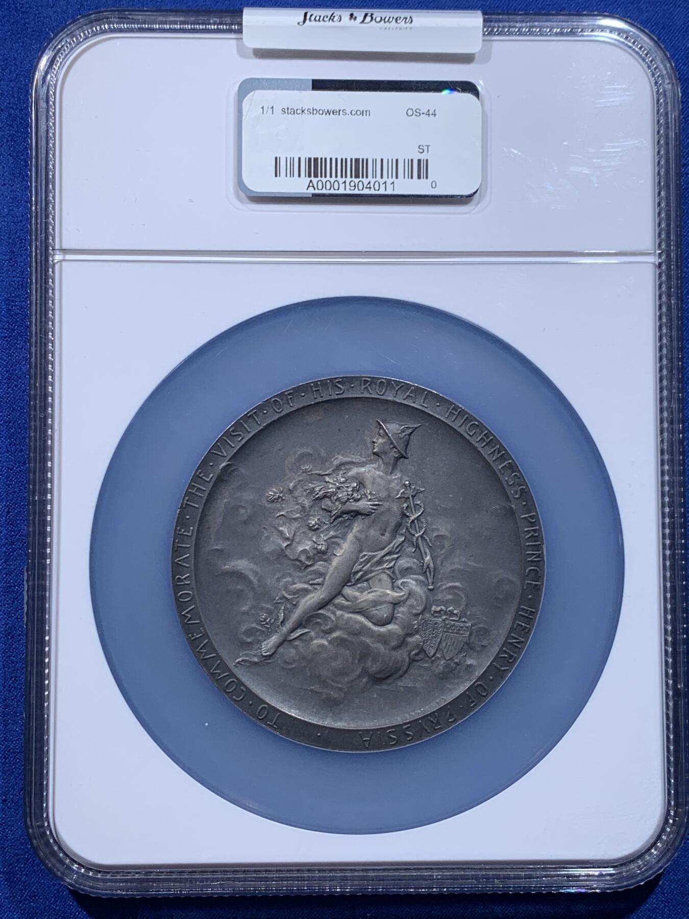 《竞宝斋》第438场 周日，周一，周二 3场连拍 （全场包邮） NGC MS64 美国1902年纪念德国普鲁士王子访问纪念大银章。尺寸69.7MM，拿在手里沉甸甸。正面为中老年身穿戎装的普鲁士王子，背面为代表商业繁荣的墨丘利身处云层中看向西方。在背面的右下角还有代表美国的盾徽和普鲁士的鹰徽连在一起。不管是王子人像面还是墨丘利面都雕刻的极其繁复。发行量301枚，matte工艺，入盒首见。